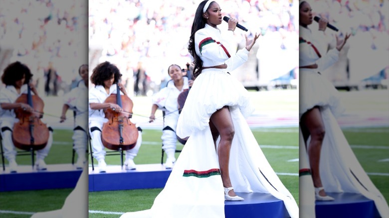Coco Jones actuando en el Super Bowl