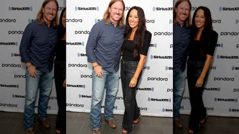 Chip y Joanna Gaines posan en la grabación de un podcast