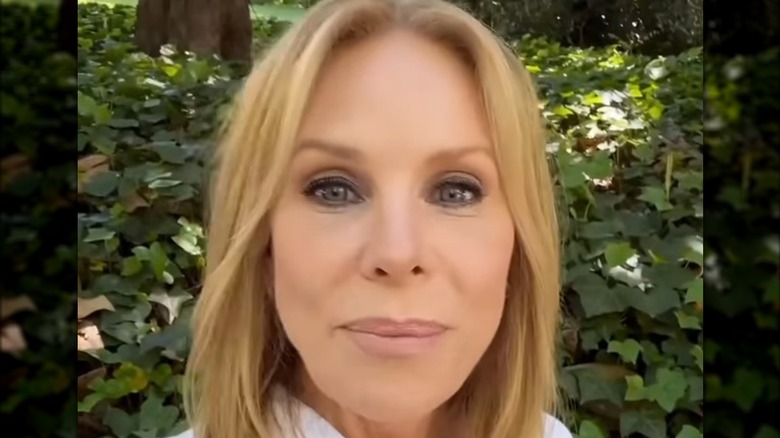 Cheryl Hines con delineador de ojos grueso