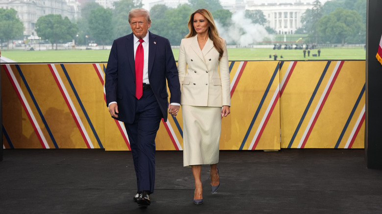 El presidente Donald Trump y la primera dama Melania Trump suben al escenario durante la celebración del 250 cumpleaños del ejército en el National Mall el 14 de junio de 2025 en Washington, DC (2025)