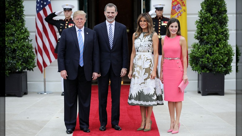 El presidente estadounidense Donald Trump, el rey Felipe VI de España, la primera dama Melania Trump y la reina Letizia de España posan para fotografías fuera de la Casa Blanca el 19 de junio de 2018 en Washington, DC (2018)