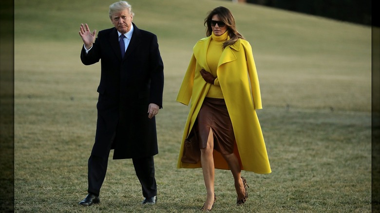 El presidente estadounidense Donald Trump (izq.) y la primera dama Melania Trump regresan a la Casa Blanca después de un viaje de un día a Cincinnati, Ohio, el 5 de febrero de 2018 en Washington, DC (2018)