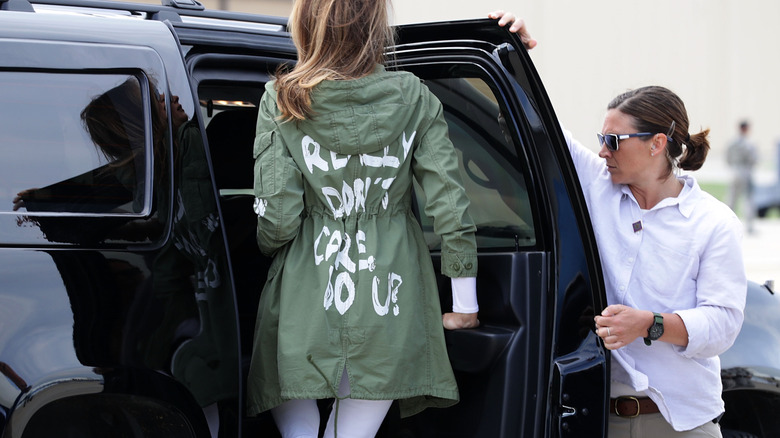 Melania Trump (C) regresa a su caravana después de viajar a Texas para visitar las instalaciones que albergan y cuidan a niños separados de sus padres en la frontera entre Estados Unidos y México el 21 de junio de 2018 en la Base Conjunta Andrews, Maryland (2018).