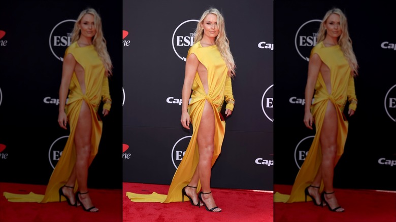 Lindsey Vonn con vestido amarillo en la alfombra roja de los ESPY
