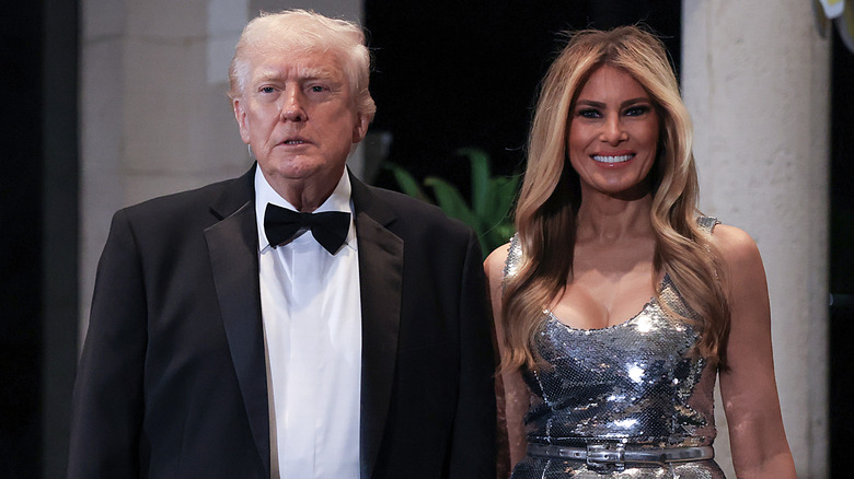 Melania Trump sonriendo con Donald Trump