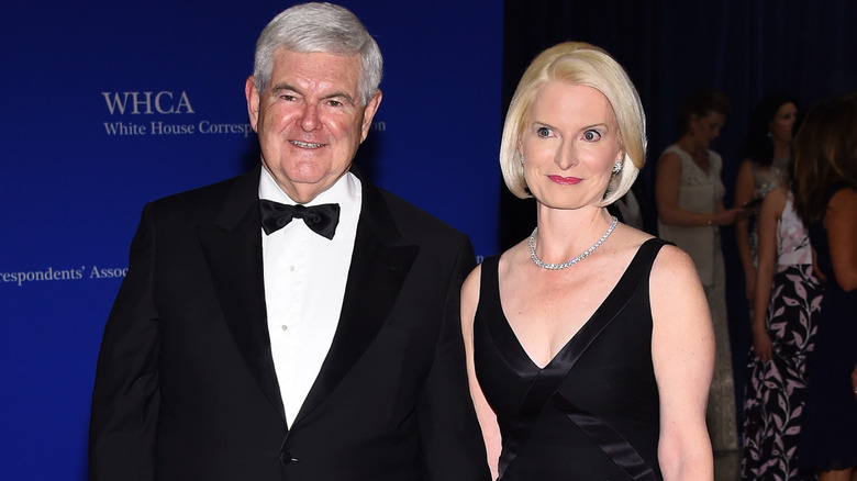 Callista Gingrich y Newt Gingrich con trajes negros a juego