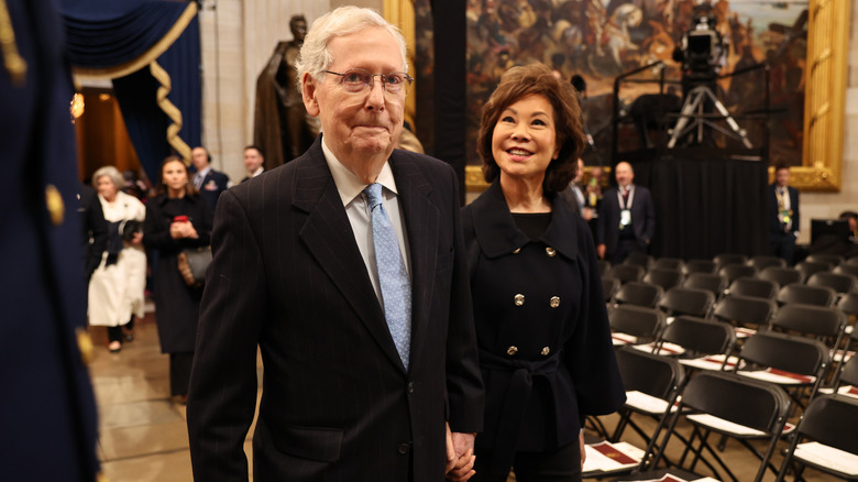 Elaine Chao y Mitch McConnell sonriendo
