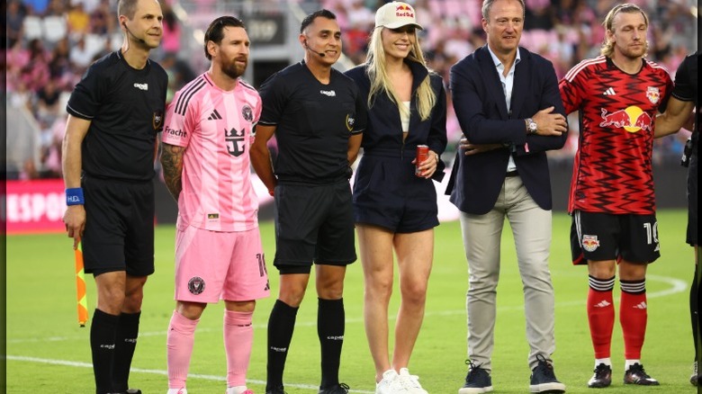 Lindsey Vonn posa en un partido de fútbol en Miami, con Lionel Mess vestido de rosa