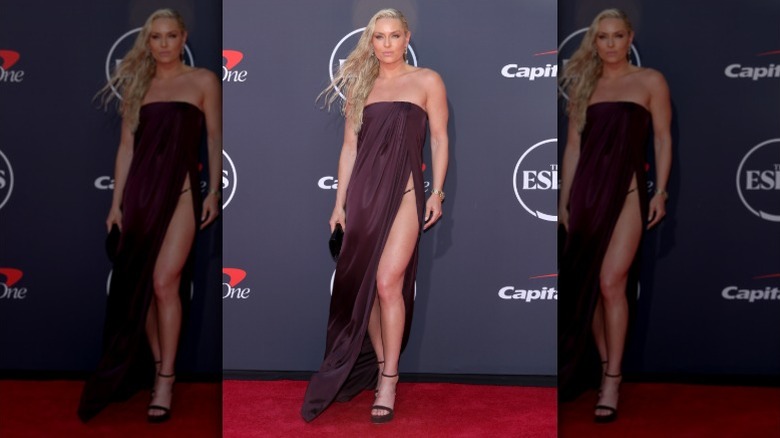 Lindsey Vonn luce un vestido con abertura hasta el abdomen