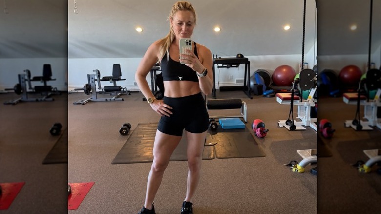 Lindsey Vonn posa para una selfie en el gimnasio