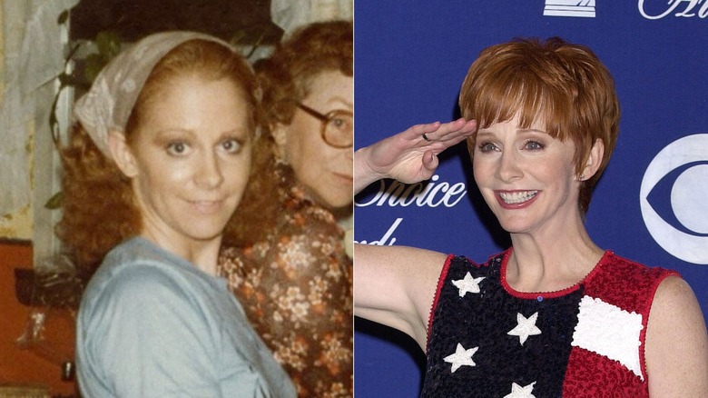 Reba McEntire de joven con rizos naturales y en 2002 con un duendecillo