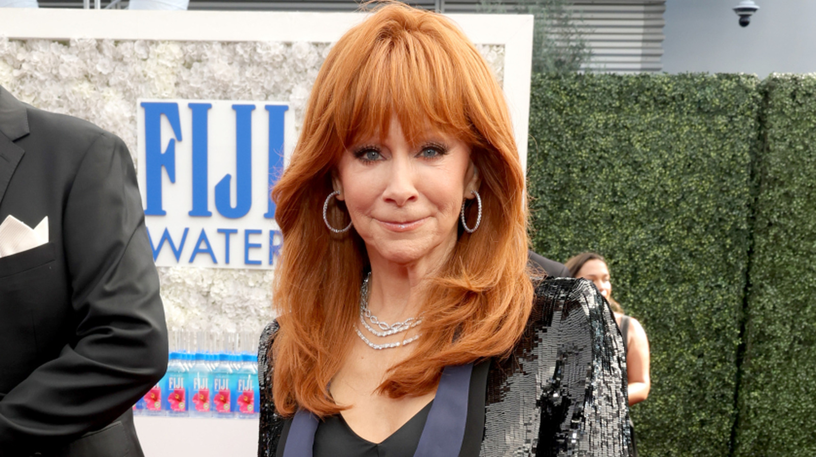 Reba McEntire está casi irreconocible balanceando su cabello natural