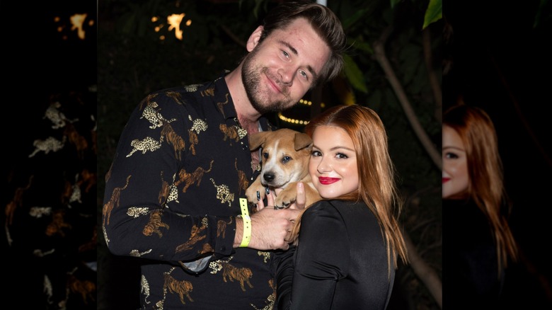 Ariel Winter y Luke Benward sonriendo