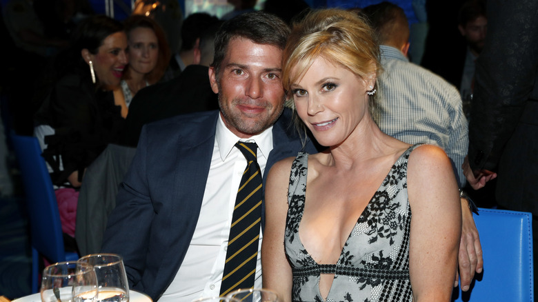 Scott Phillips y Julie Bowen sonriendo