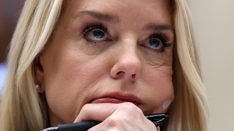 Pam Bondi en la corte