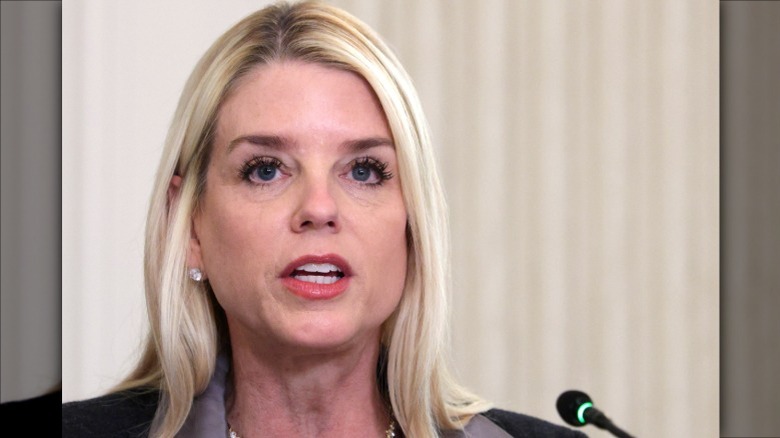 Pam Bondi con pestañas grumosas