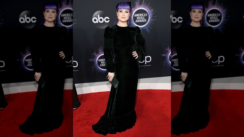 Kelly Osbourne asiste a los American Music Awards 2019 en Microsoft Theatre el 24 de noviembre de 2019