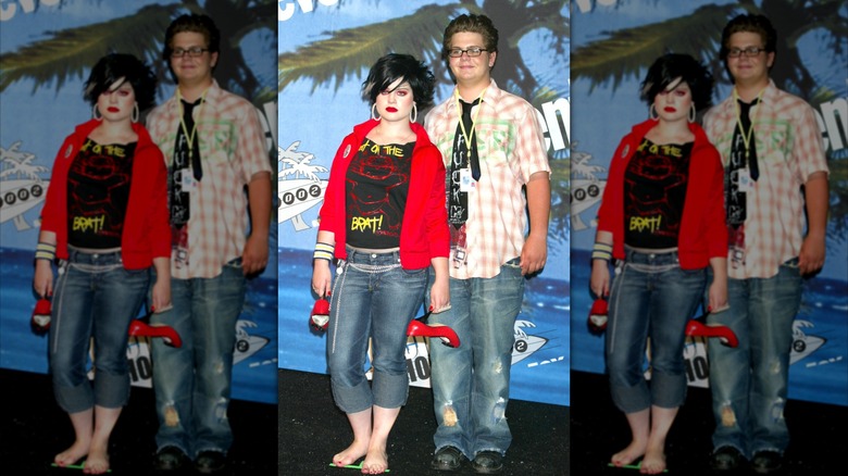 Kelly Osbourne y Jack Osbourne caminan por la alfombra roja de los Teen Choice Awards 2002