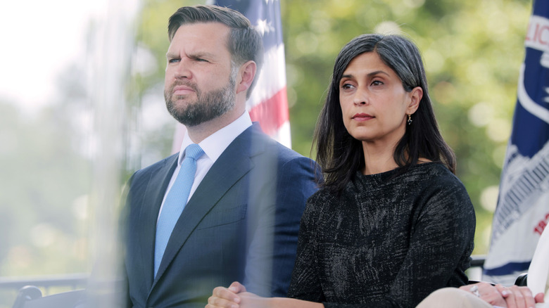 Usha Vance sentada junto a JD Vance