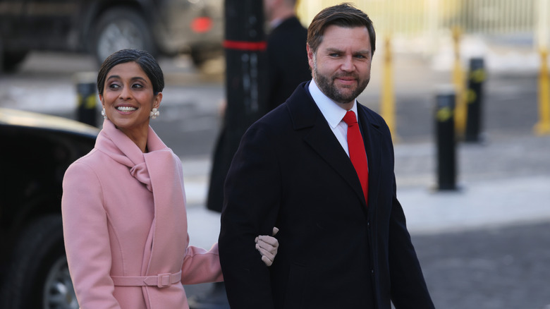 Usha y JD Vance caminando hacia la toma de posesión de Donald Trump