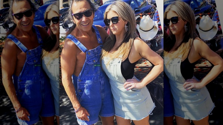 Brandi Passante con un mono de mezclilla con lavado claro sobre un top negro y gafas de sol
