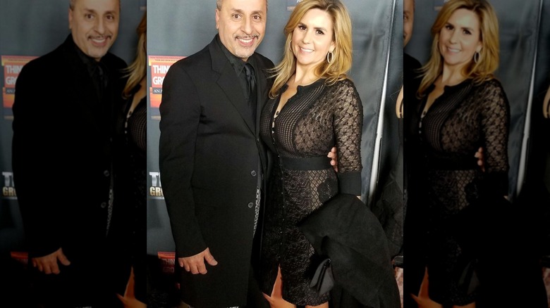 Brandi Passante posando con vestido negro de encaje en la alfombra roja