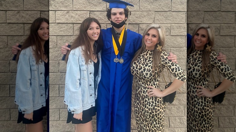 Brandi Passante posa con un vestido de leopardo con sus dos hijos en la graduación de su hijo