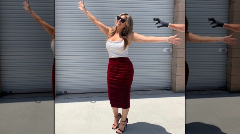 Brandi Passante posando con falda y top rojos