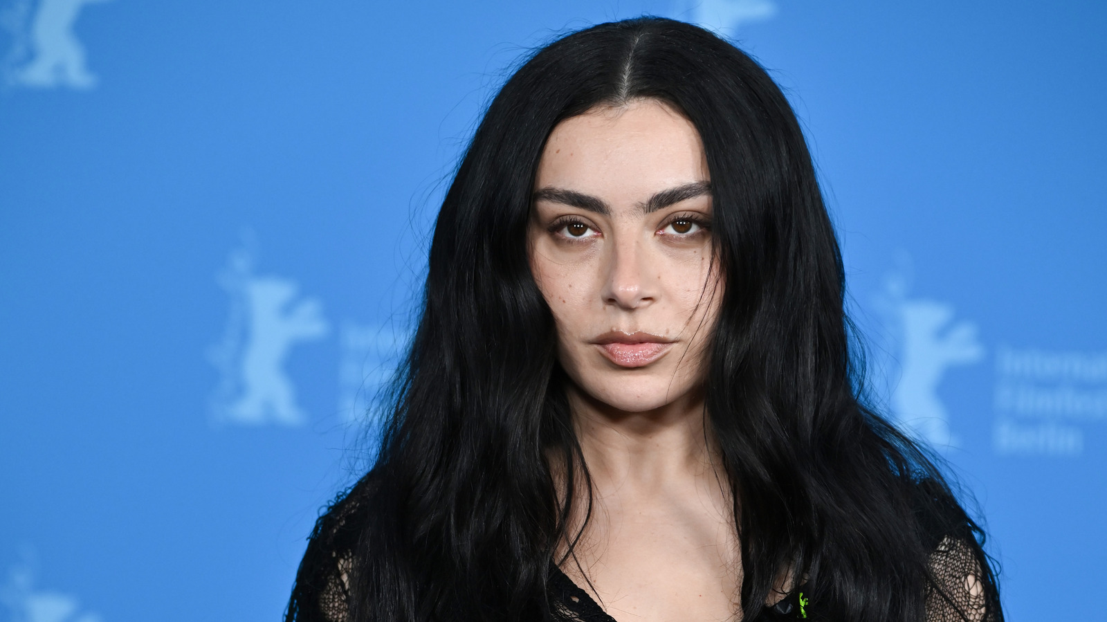 Las celebridades peor vestidas del día de San Valentín 2026 nos hicieron perder la fe en el amor