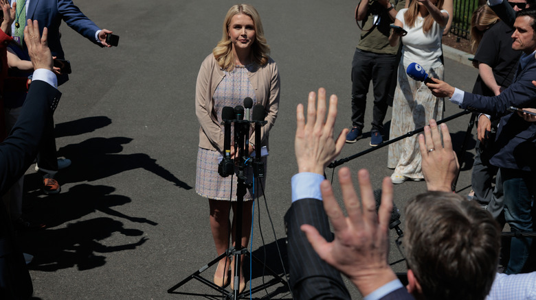 Karoline Leavitt con un traje beige aburrido y anticuado