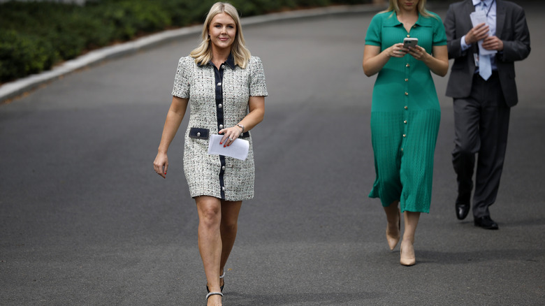 Karoline Leavitt con un vestido anticuado