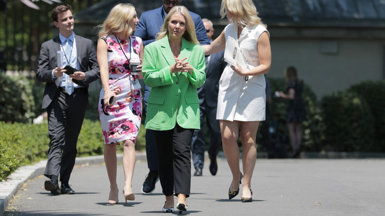 Karoline Leavitt con una chaqueta verde que no le queda bien y zapatos que no combinan