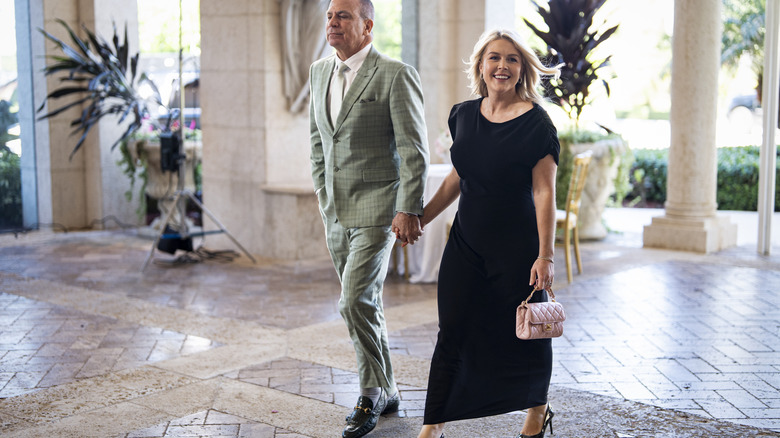 Karoline Leavitt con un conjunto negro sin toques de color