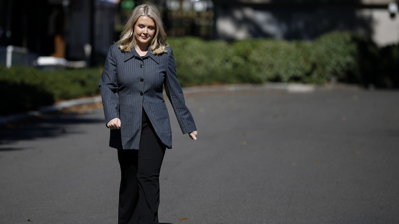 Karoline Leavitt con un blazer extragrande a rayas