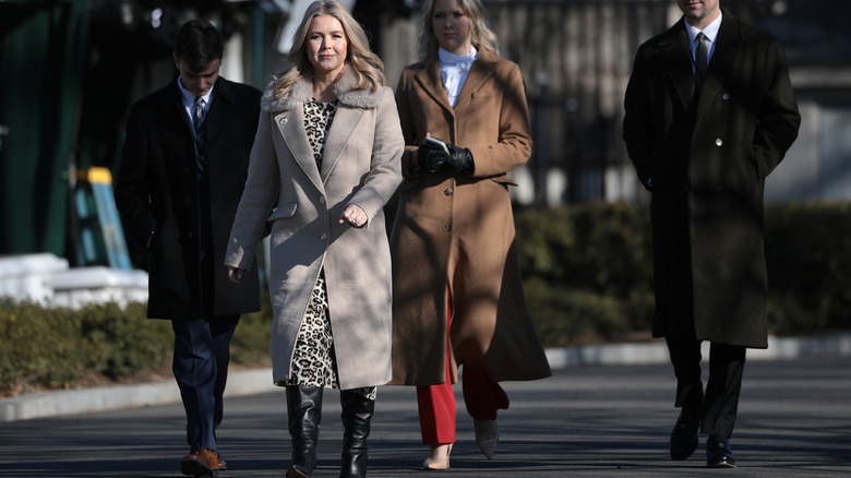 Karoline Leavitt luciendo un outfit con demasiadas capas y muy poco estilismo