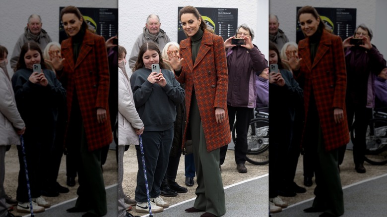 Kate Middleton saluda a sus fans en Gales con un abrigo naranja