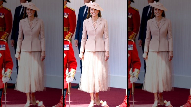 Kate Middleton con traje y sombrero rosa de Dior