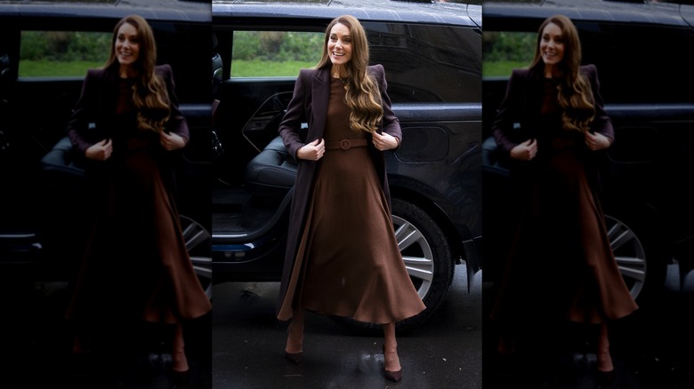 Kate Middleton con un vestido marrón y un abrigo marrón oscuro