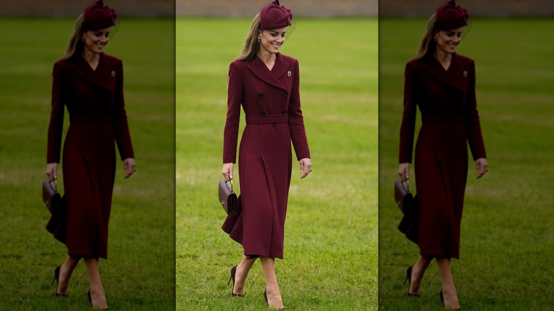 Kate Middleton con un traje color burdeos mientras da la bienvenida a los Trump al Reino Unido