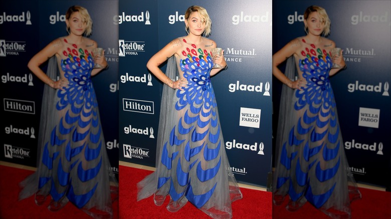 Paris Jackson posando en los premios GLAAD