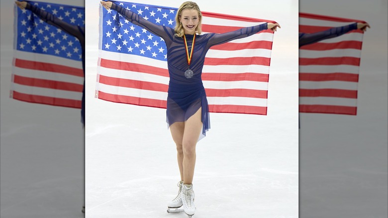 Amber Glenn de los Estados Unidos (1er lugar mujeres) en la ceremonia de los ganadores durante el Trofeo Nebelhorn de patinaje artístico en Eissportzentrum el 27 de septiembre de 2025 en Oberstdorf, Alemania