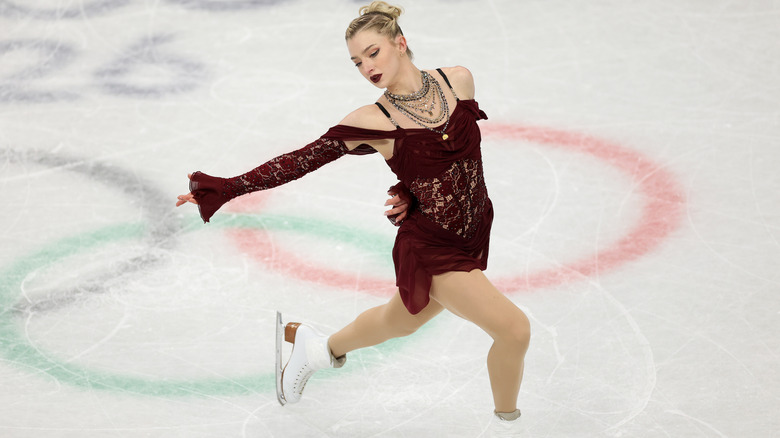 Amber Glenn del equipo de Estados Unidos compite durante el programa corto de patinaje individual femenino el día once de los Juegos Olímpicos de Invierno Milano Cortina 2026 en el Milano Ice Skating Arena el 17 de febrero de 2026.