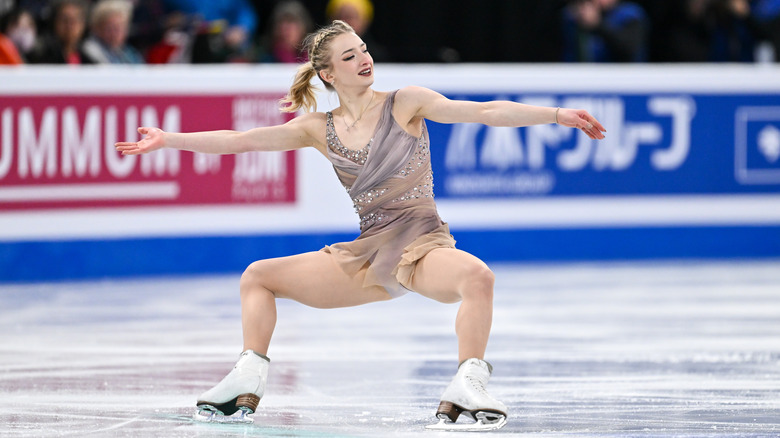 Amber Glenn de los Estados Unidos de América compite en el programa libre para mujeres durante el Campeonato Mundial de Patinaje Artístico ISU en el Bell Center el 22 de marzo de 2024.