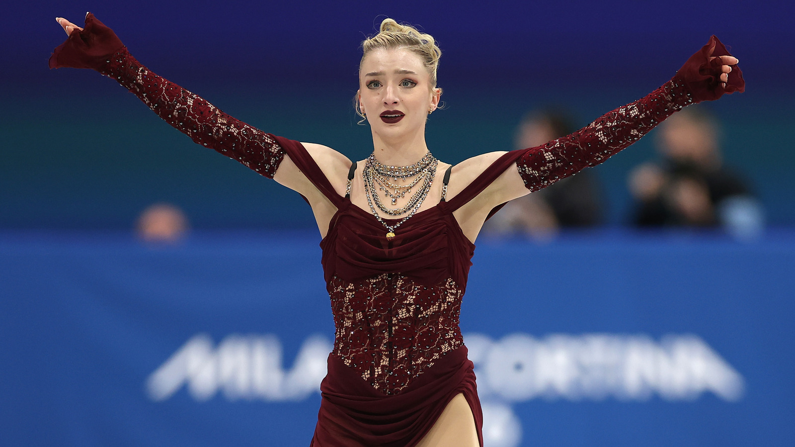 Los atuendos más impresionantes de la atleta olímpica Amber Glenn sobre el hielo