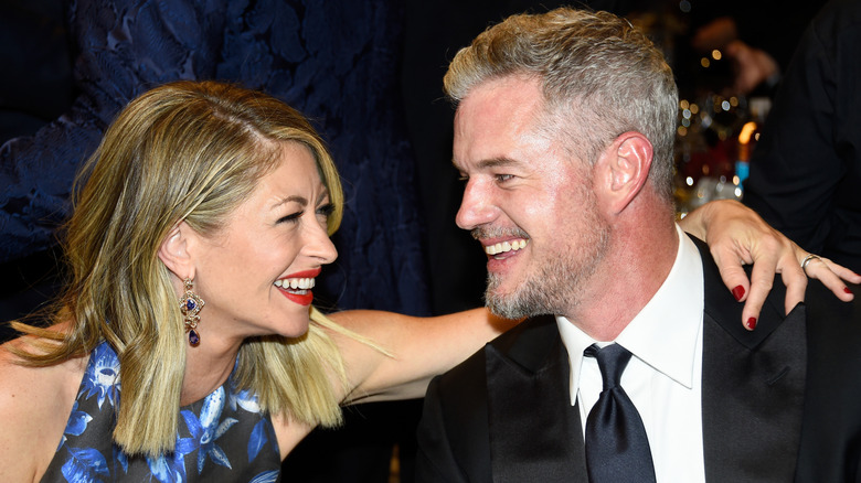 Rebecca Gayheart fotografiada con una mano en el hombro de Eric Dane en la 43a Gala del Premio AFI Life Achievement Award