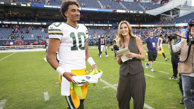 Erin andrews con pantalones holgados