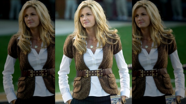 Erin Andrews con un cárdigan marrón