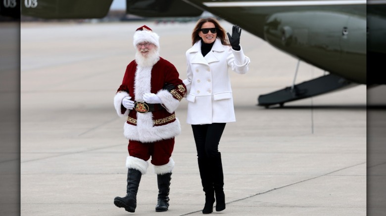 Melania Trump pasea con un imitador de Papá Noel