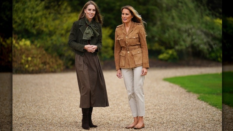 Kate Middleton y Melania Trump conversan afuera