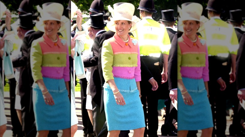 Sophie, duquesa de Edimburgo con un traje multicolor en el Royal Ascot 2001